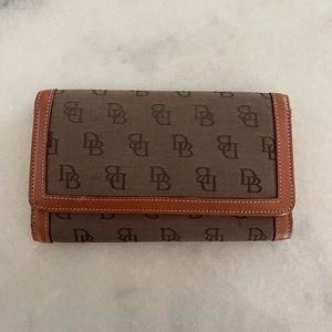 Dooney & Bourke wallet
